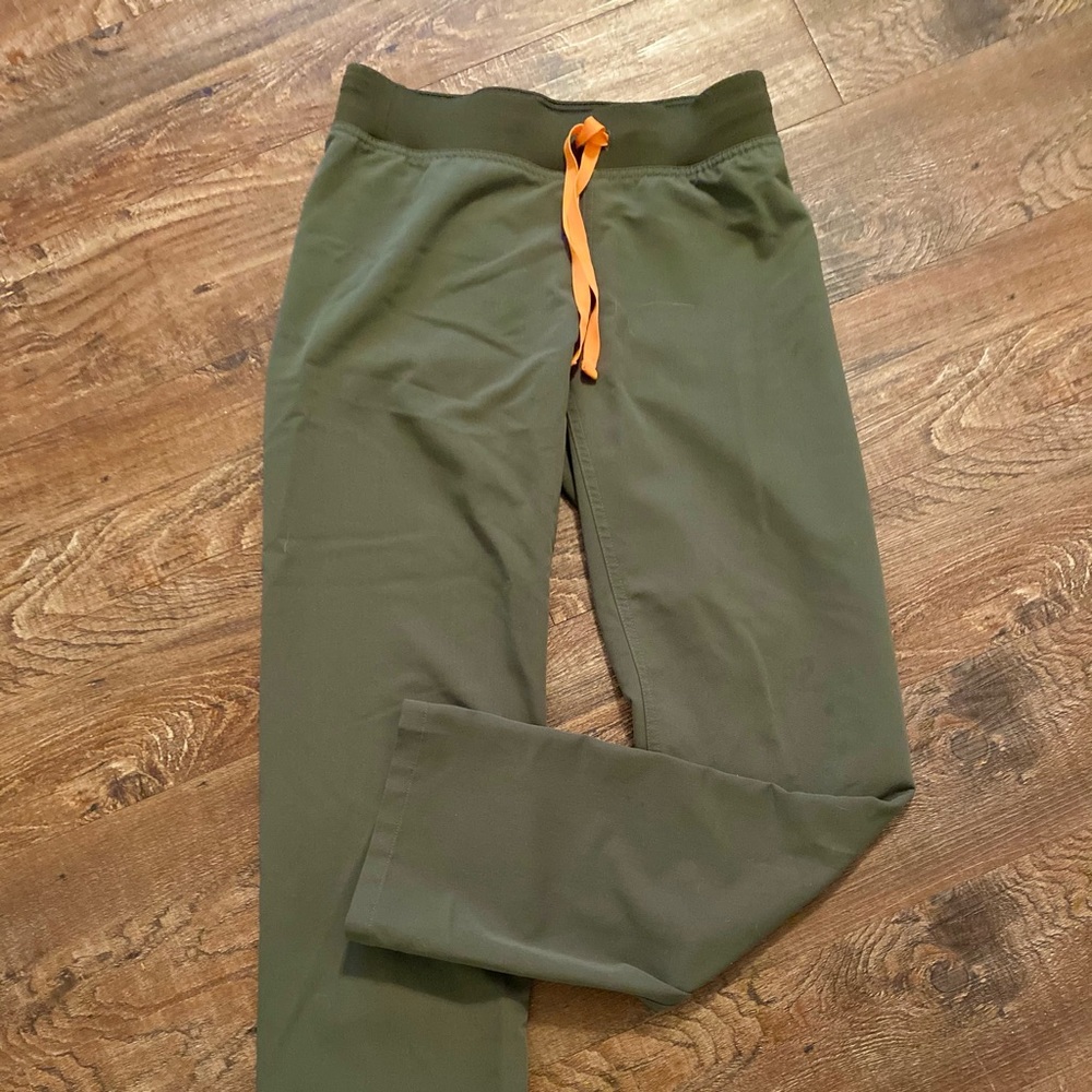 Moss Figs Livingston scrub pants